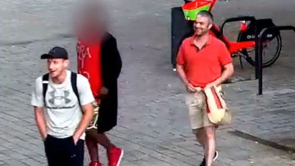 Dvojice zbila a okradla muže po mejdanu v centru Prahy. Podezřelé zachytila kamera